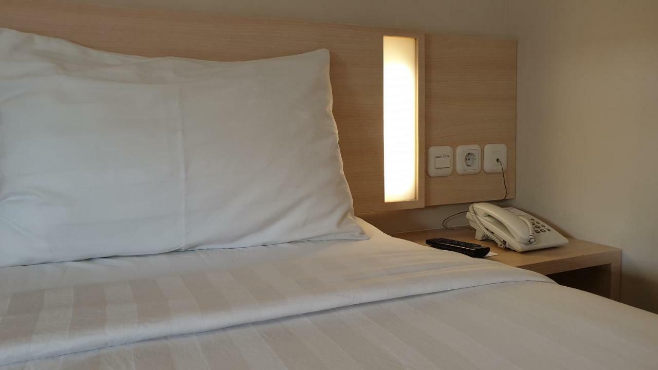 Biz Hotel City Center Ambon Extérieur photo