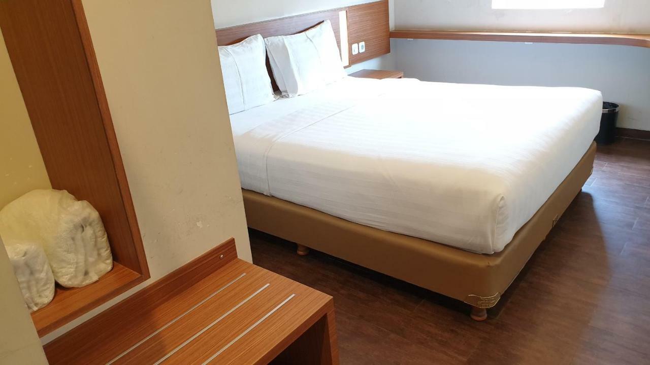 Biz Hotel City Center Ambon Extérieur photo