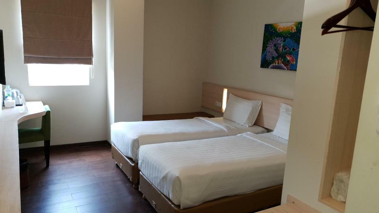 Biz Hotel City Center Ambon Extérieur photo